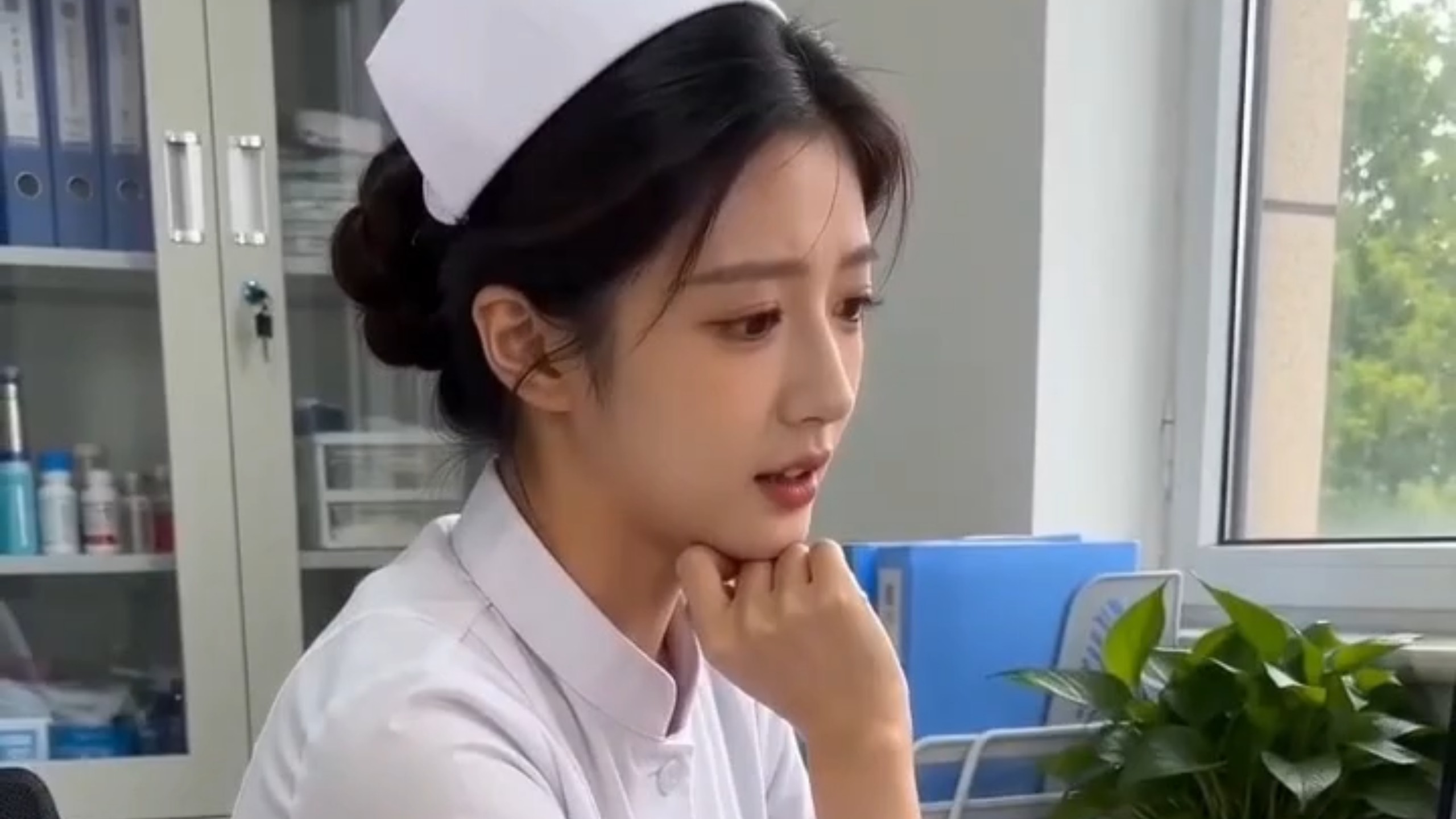 依云凌日（26）小东和小护士趁着云姐和姜芮不在，感情升温，结果晚上撞到回医院的姜芮
