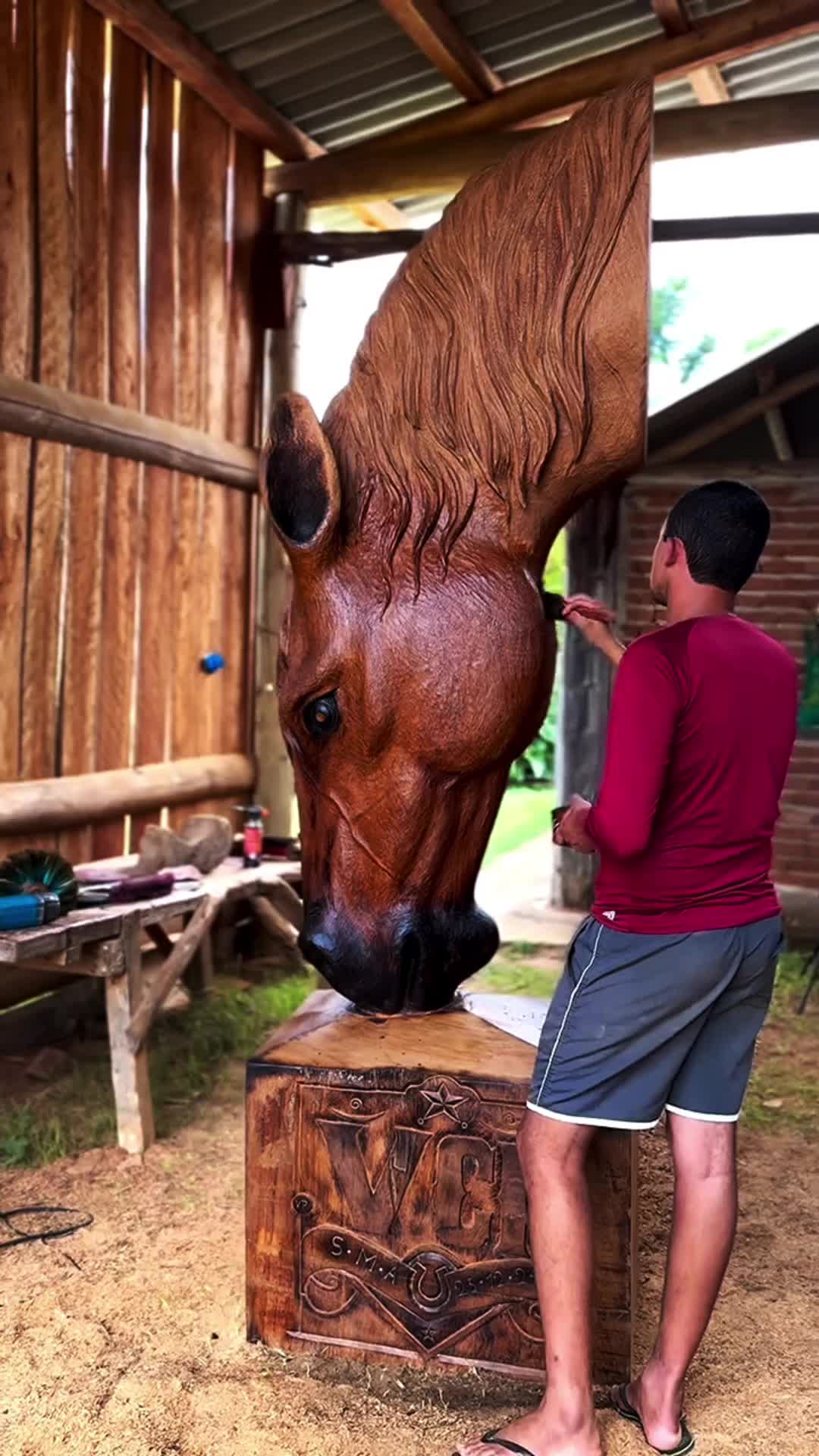 国外大叔将废弃的木头雕刻成精致的马头