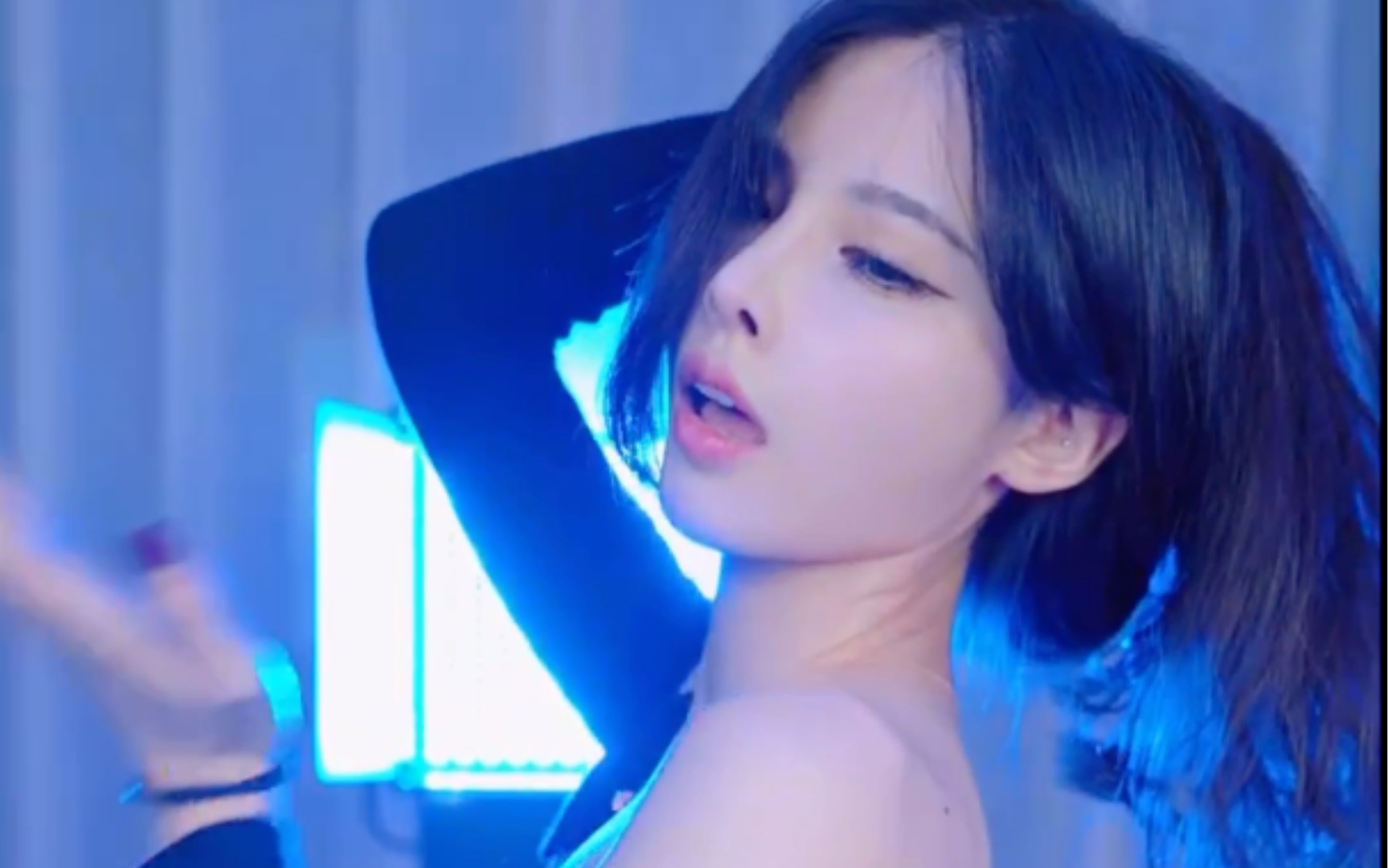 一只小耳朵扭胯舞phaophuthon20210919