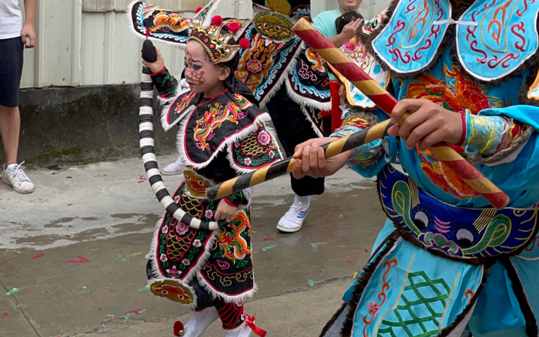 潮汕迎神时节的英歌舞,为潮汕人平凡的生活点缀了色彩,是潮汕文化的