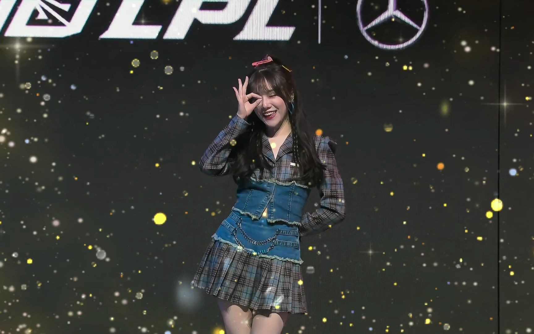 lpl主持人小钰开场动作