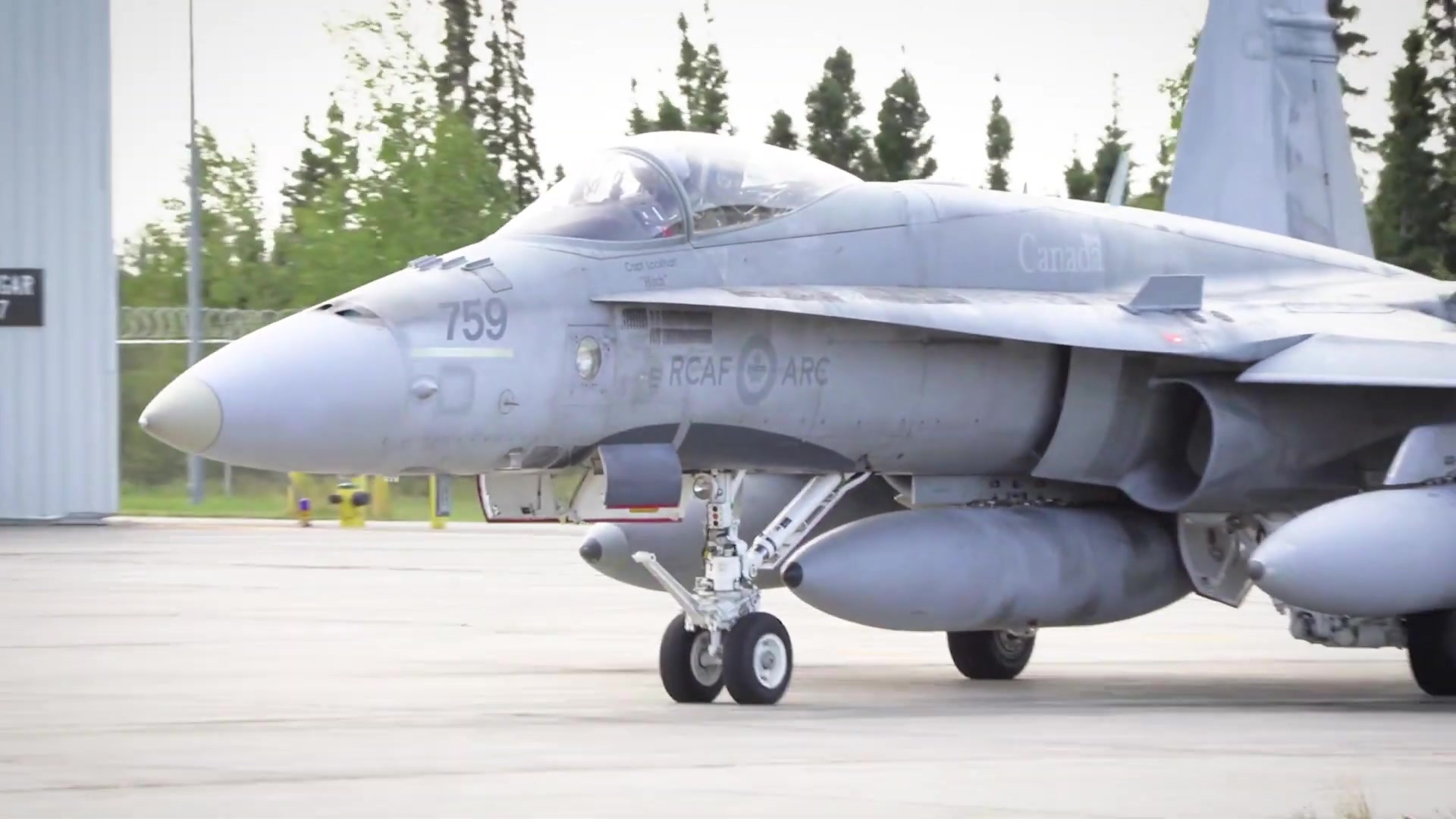 美军f16战机联同加拿大皇家空军f18战机展开防空行动