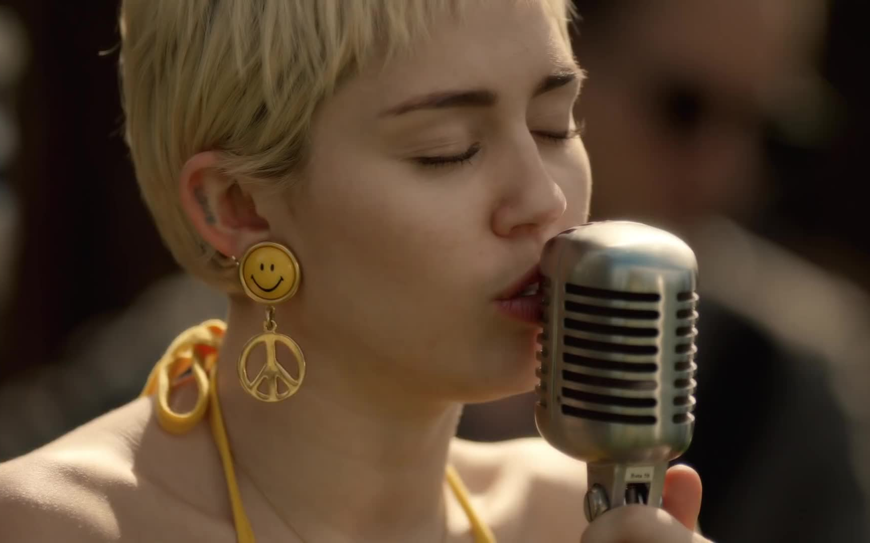 [图]Miley Cyrus - Why'd You Only Call Me When You're High