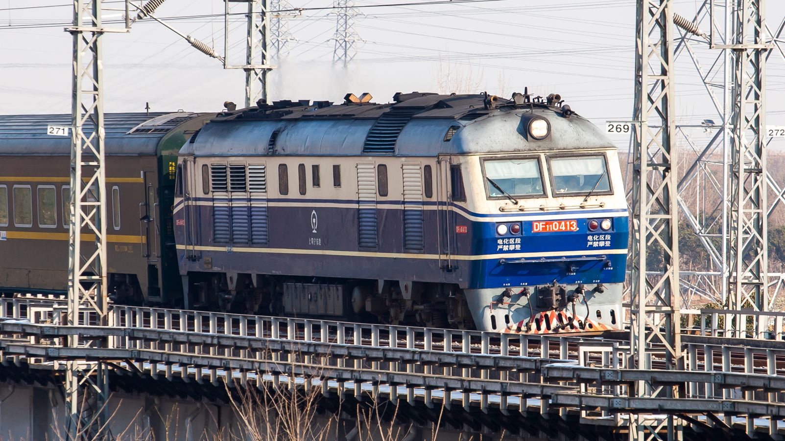 【飞驰宁启狮】df11-0413牵引t7778通过宁启线某处