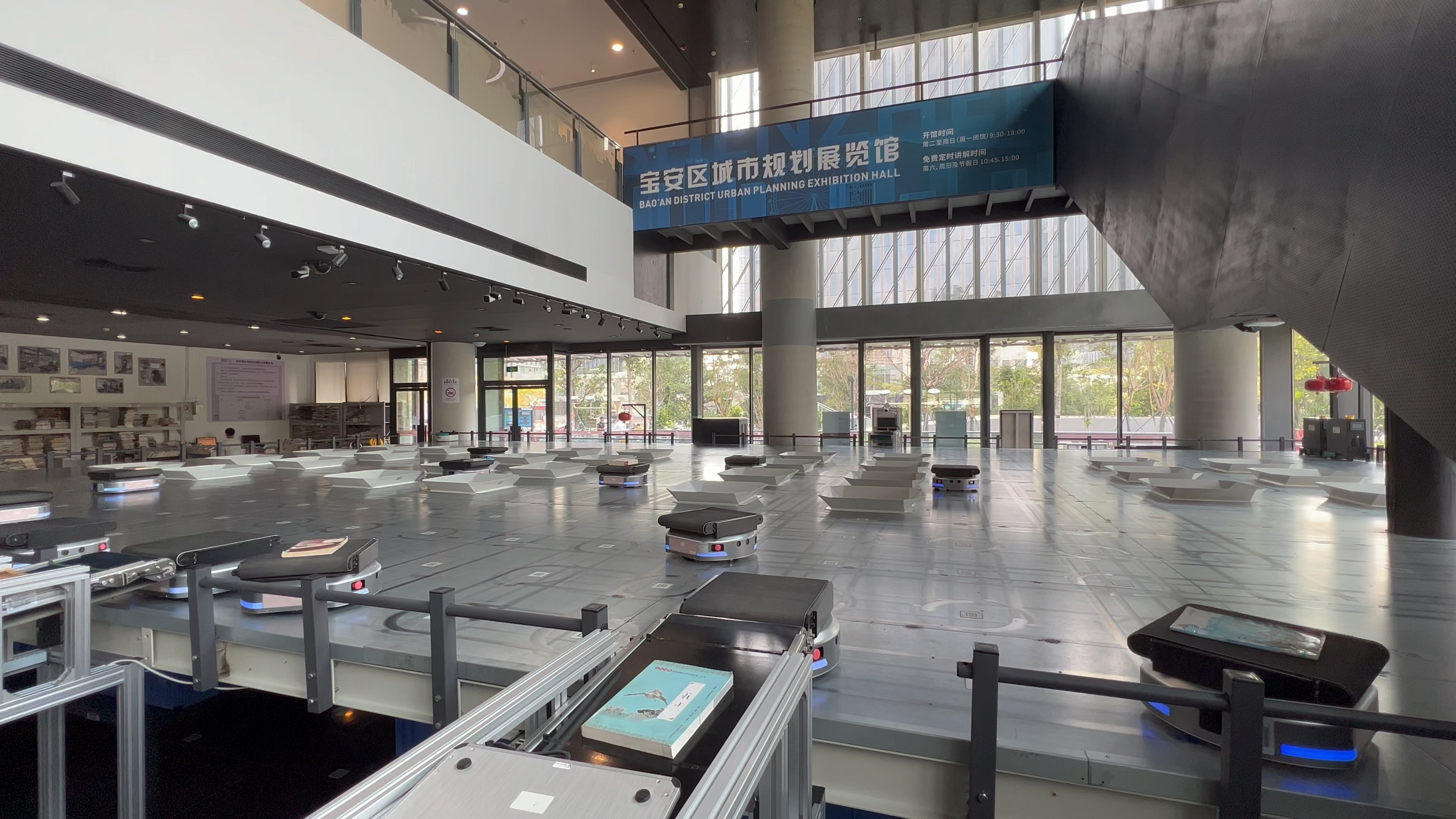 深圳宝安图书馆自助还书机器人,第一次见到,还挺有趣的