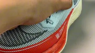 Скачать видео: Vaporfly next2 鞋面logo没了怎么办？