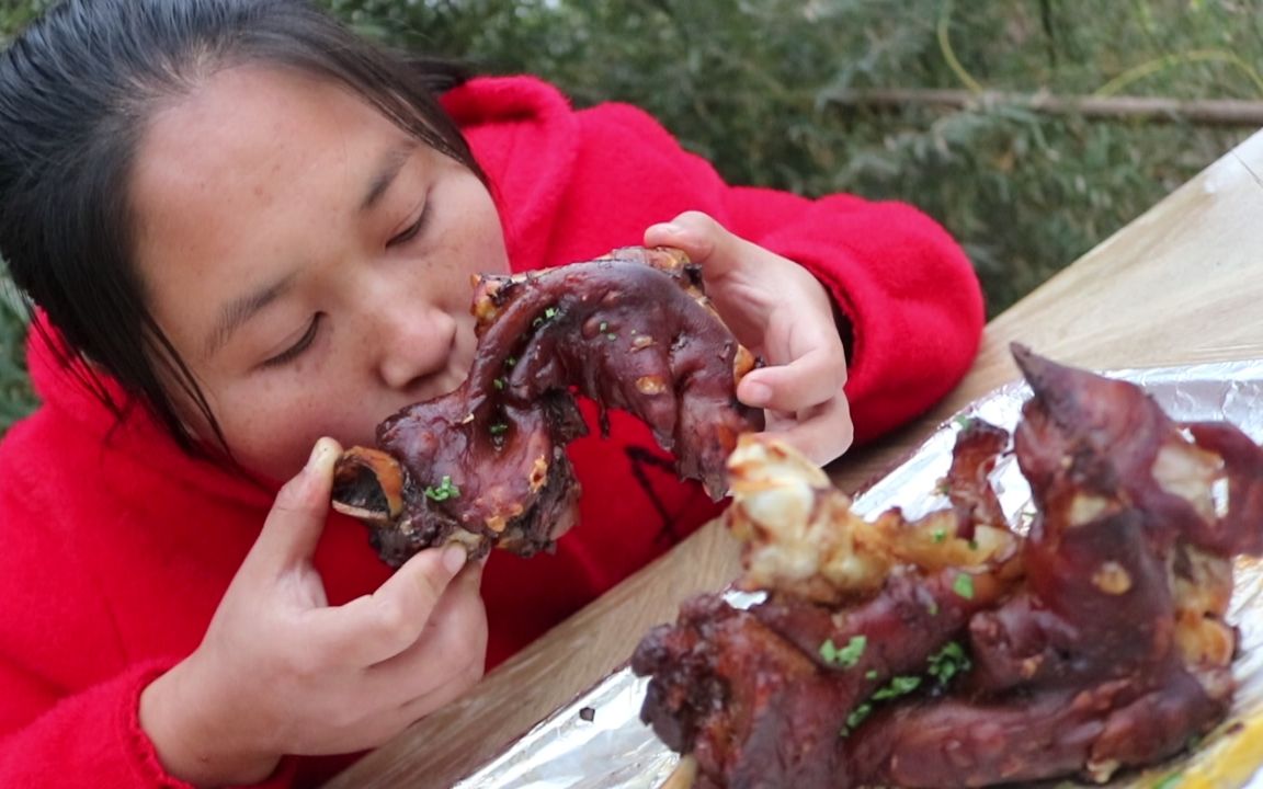 胖妹做香辣烤猪蹄,肥而不腻,越嚼越香,1人啃3斤,还嫌不过瘾_哔哩哔哩