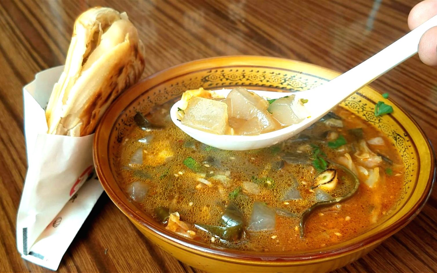 6块钱一份的凉粉汤,配上肉夹馍,吃着真舒服