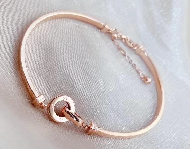 18k玫瑰金双环扣手镯,时尚大方 有喜欢的可以艾特我定制镶嵌哦