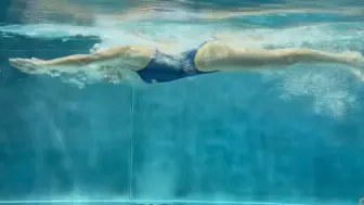 Скачать видео: 流速游泳池蛙泳训练🏊‍♀️逆流而上不进则退！