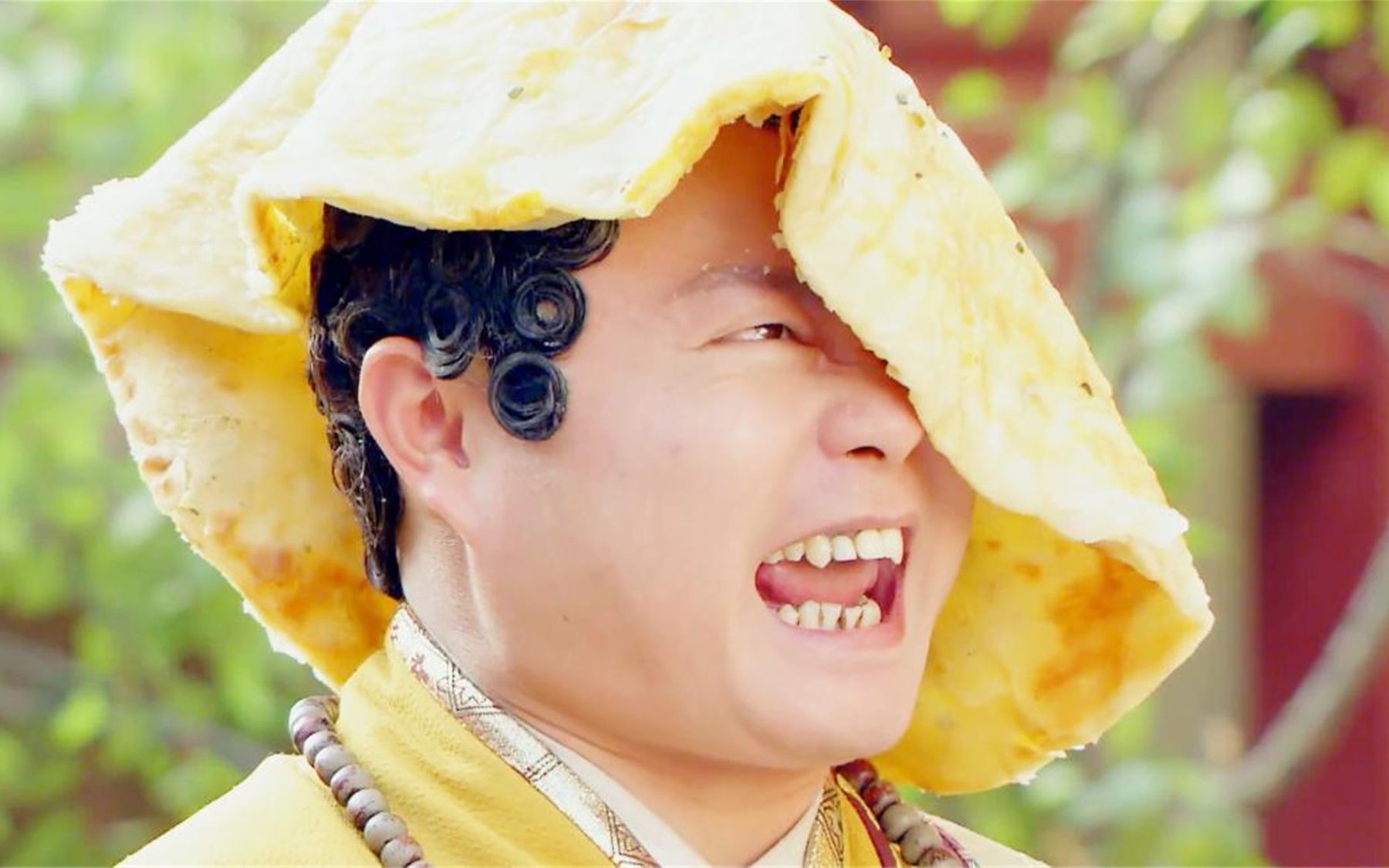 道济和尚用阴招,变出来一张葱油饼,直接扣到了广亮的脑袋上