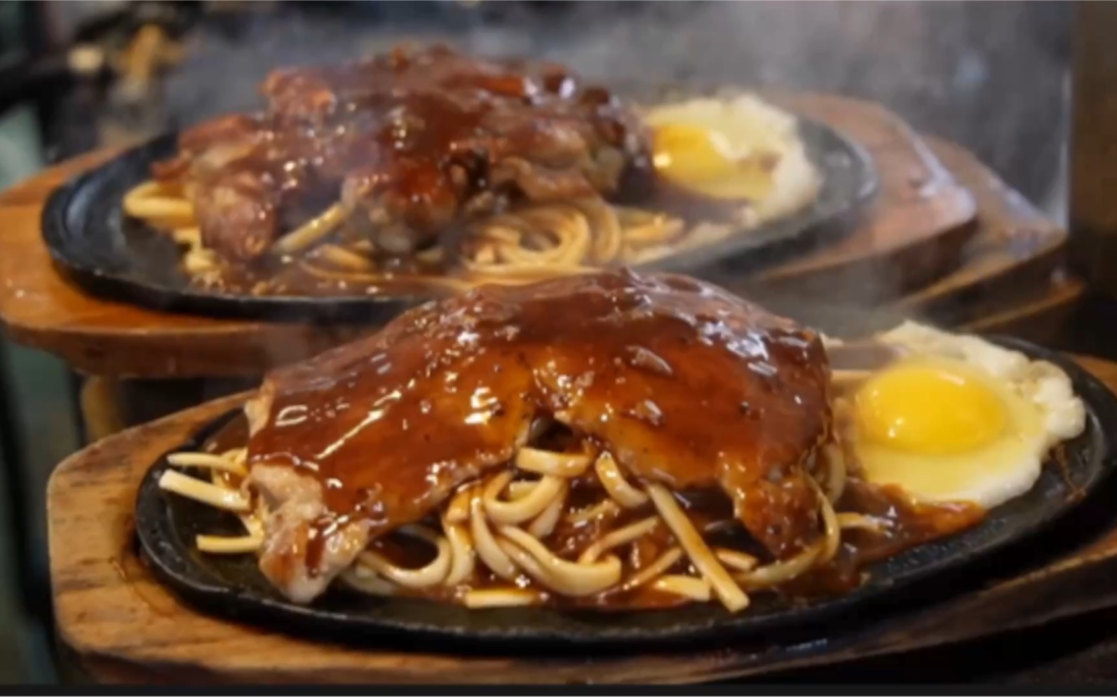 夜市里的平价铁板牛排 平价又好料 价格实惠 一口下去超级满足