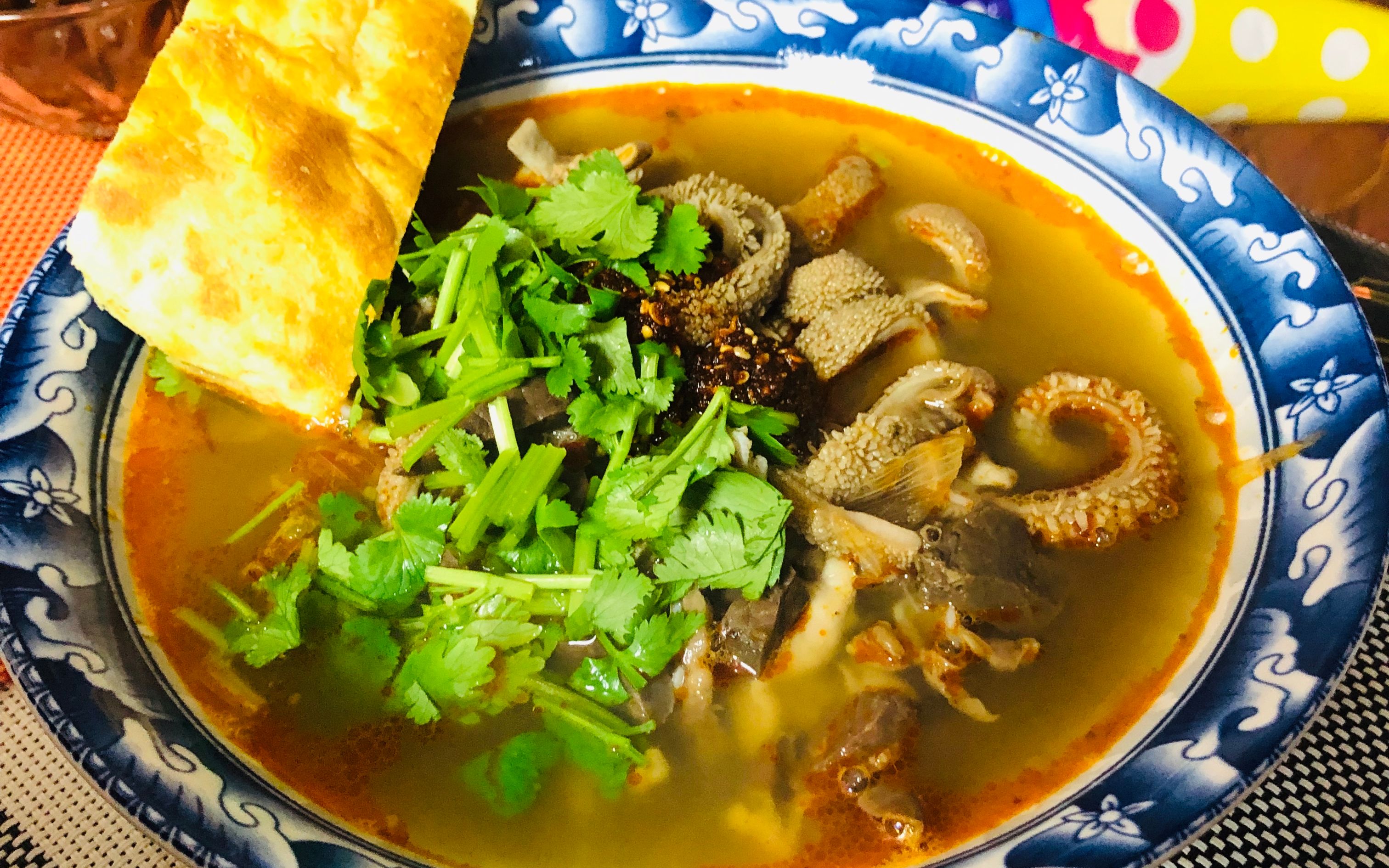 天冷了热乎乎的喝上一碗羊杂碎,在配上牛舌焙子,别提有多惬意