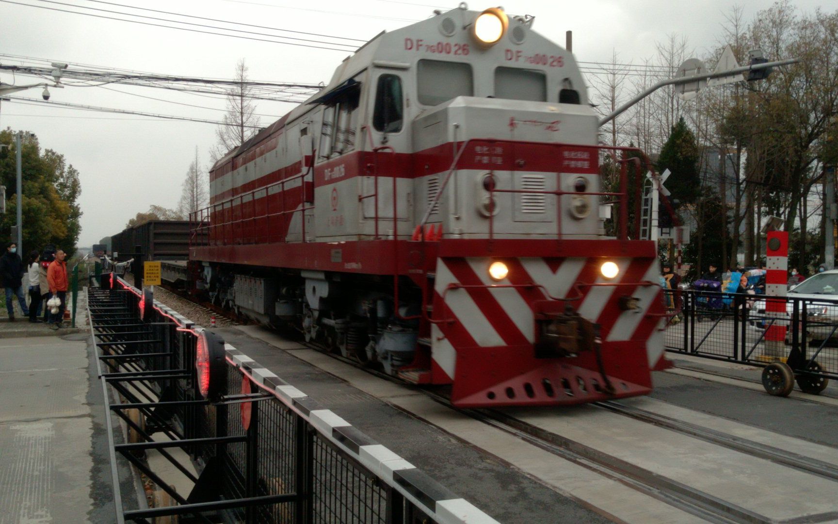 df7g-0026牵引货列通过吴泾支线沪闵路道口_哔哩哔哩_bilibili