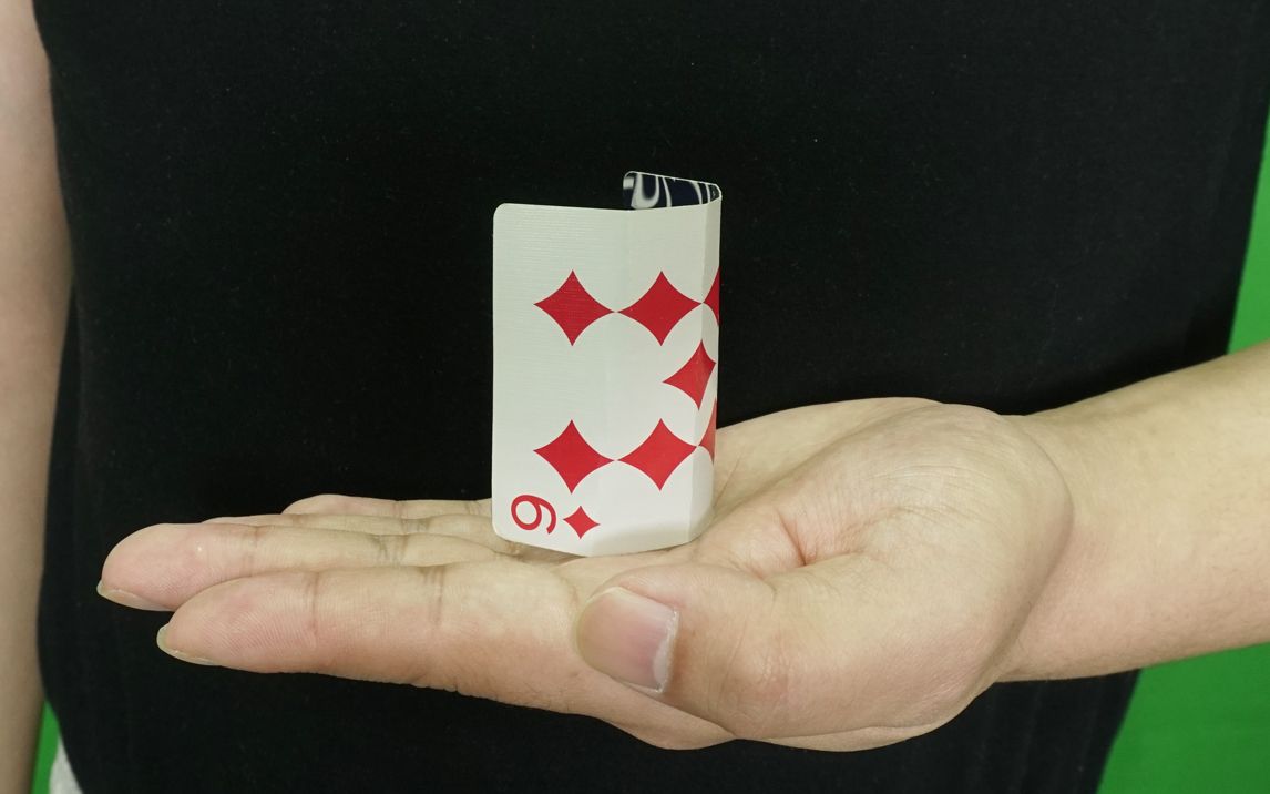 神奇魔术为什么手一动方片9会自动变弯曲特简单