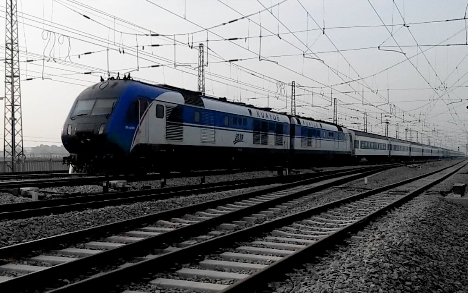 【铁路】df11g0061/2牵引两节绿的z18(长沙-北京)慢速通过小康庄站