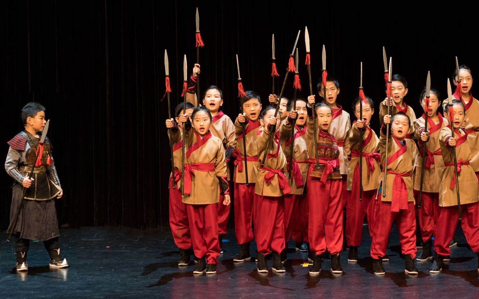 鲸逸儿童双语音乐剧《花木兰》2020年开年大眼睛剧场复演第一场台前