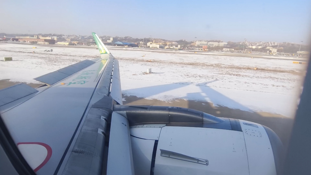 【银装素裹的兰州机场】春秋航空空客A320NEO兰州中川机场36号跑道落地哔哩哔哩bilibili