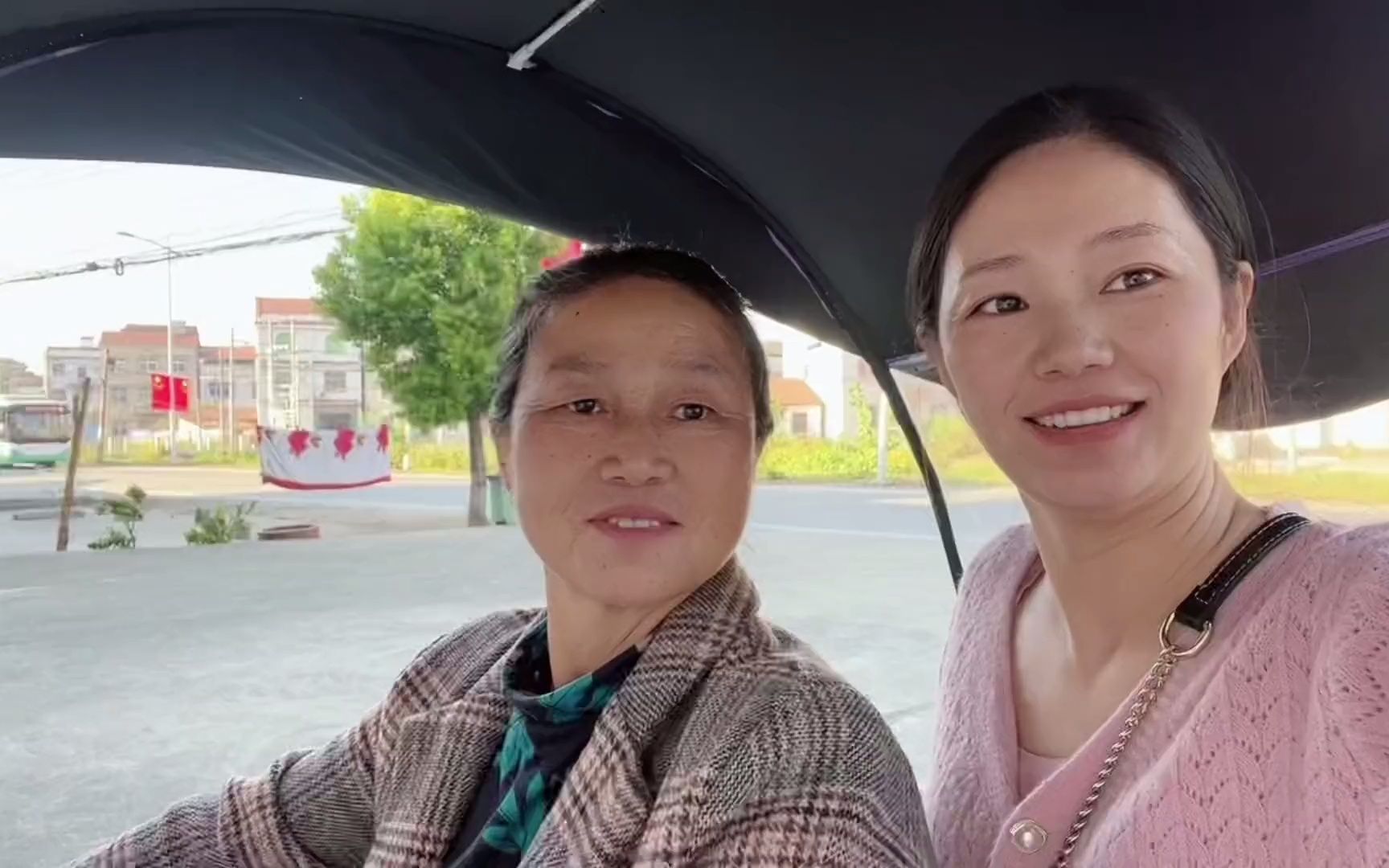 晨晨带妈妈去纹眉,花了300块钱做出来妈妈很满意,看看效果咋样