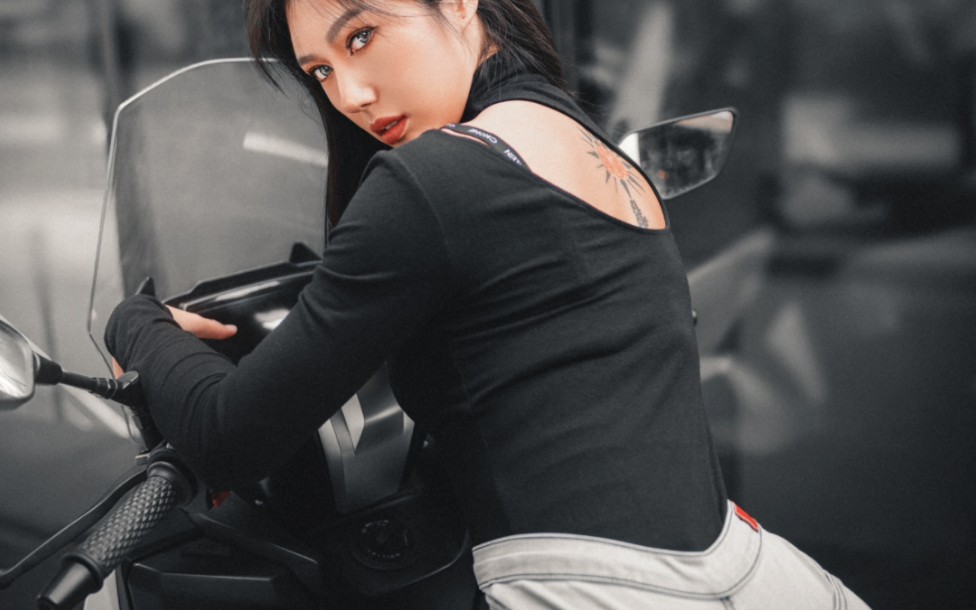 性感机车女骑高级灰写真(二)