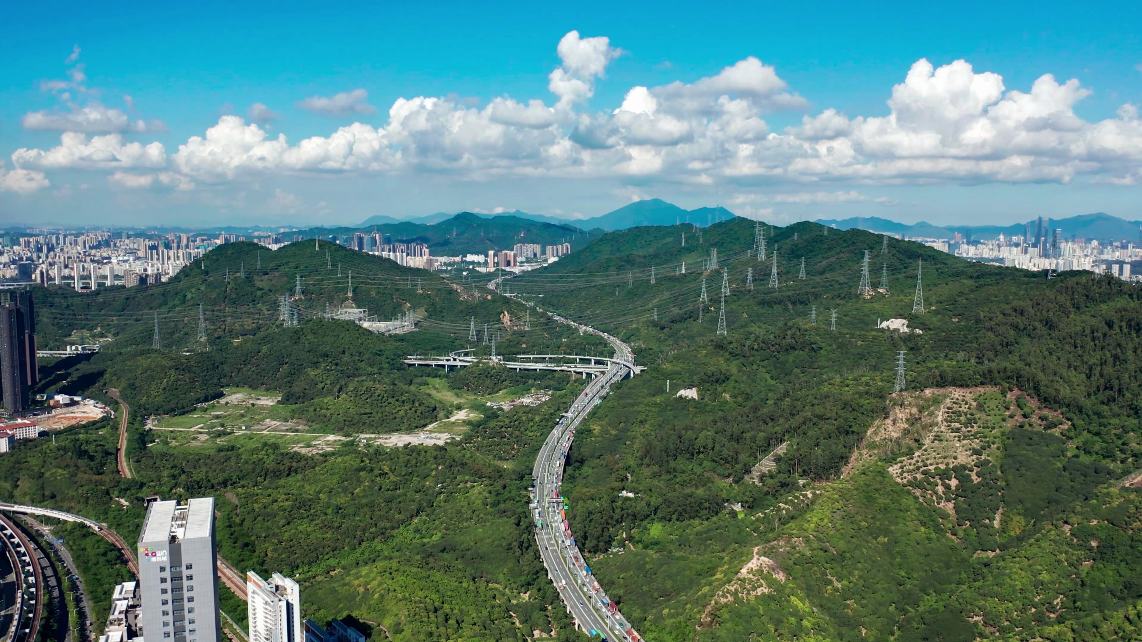 航拍晴天和阴云下的深圳塘朗山,梅林山,南坪快速与福龙立交桥4k风光