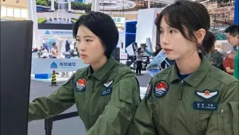 海军女飞行员首次亮相中国航展，在展台进行模拟操作