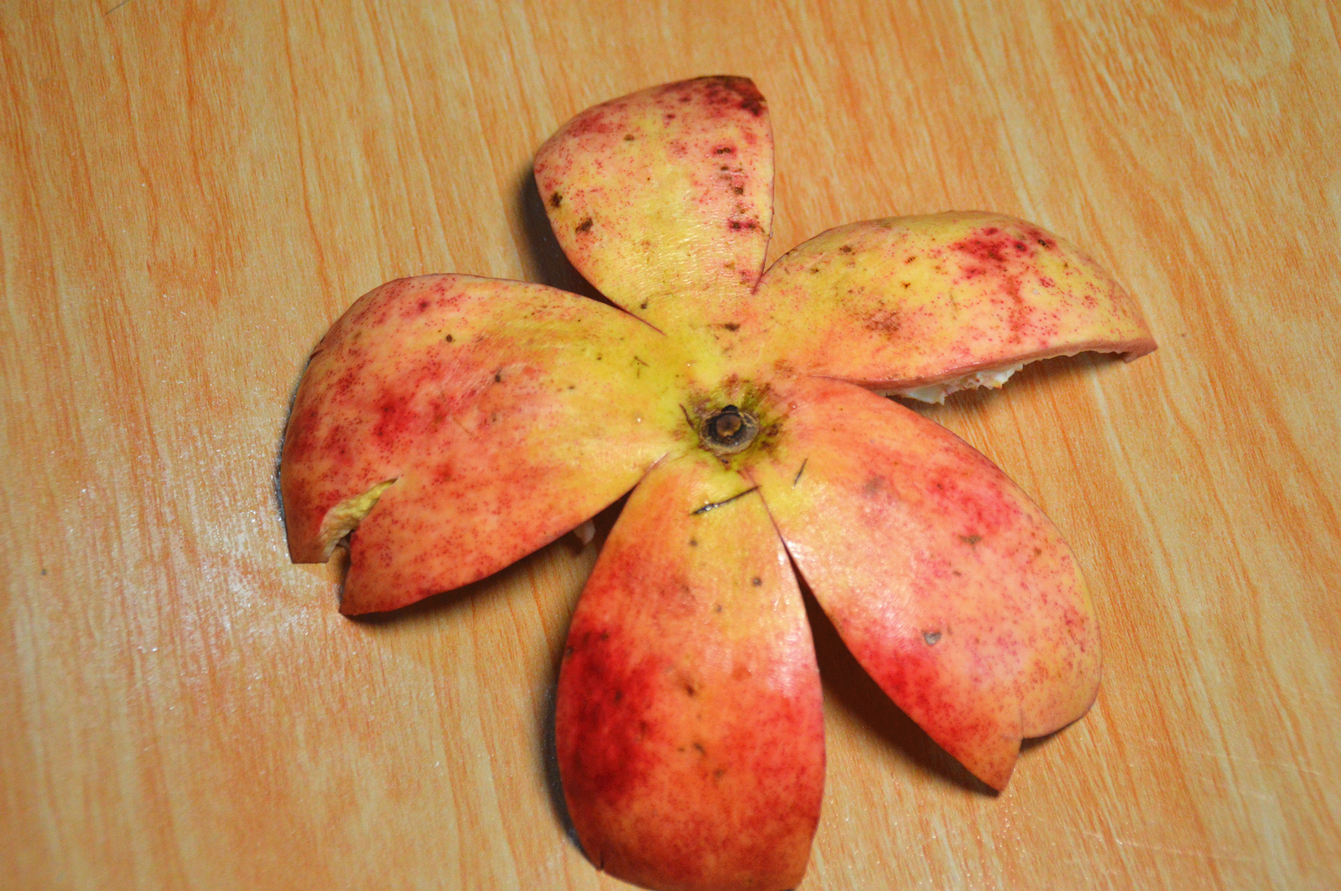 原来石榴皮是个大宝贝,千万不要扔了,解决了很多家庭的困扰!