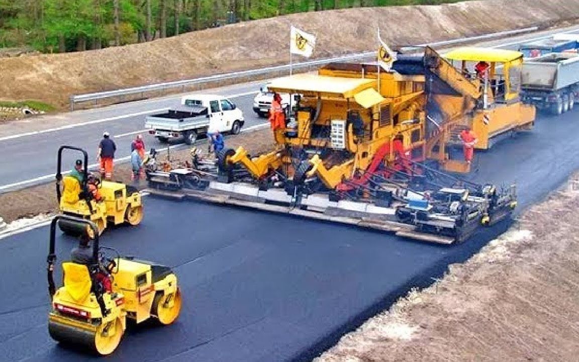 这叫沥青摊铺车|世界惊人的现代道路施工机械,令人难以置信的最快的沥青摊铺设备机器哔哩哔哩bilibili