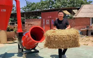 Скачать видео: 养殖场实验：打包麦秸秆难加工？测试70旋风炮，潮的/湿的都能粉