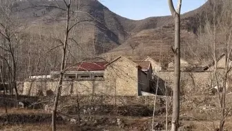【新农村】这就是真实的沂蒙山区的农村，它没有大城市的喧嚣和繁华，可能很多人都不愿意看，但是这里能治愈你烦躁的心。老两口在大集上摆摊，一个在路的这边，另一个在路的