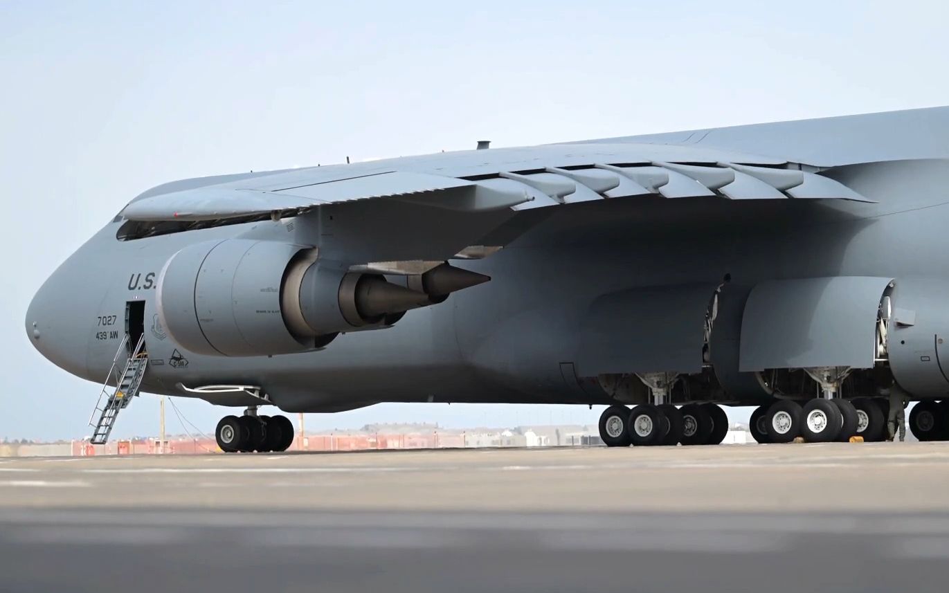 美国空军最大运输机c-5m超级银河从秘鲁首都利马起飞! ! !