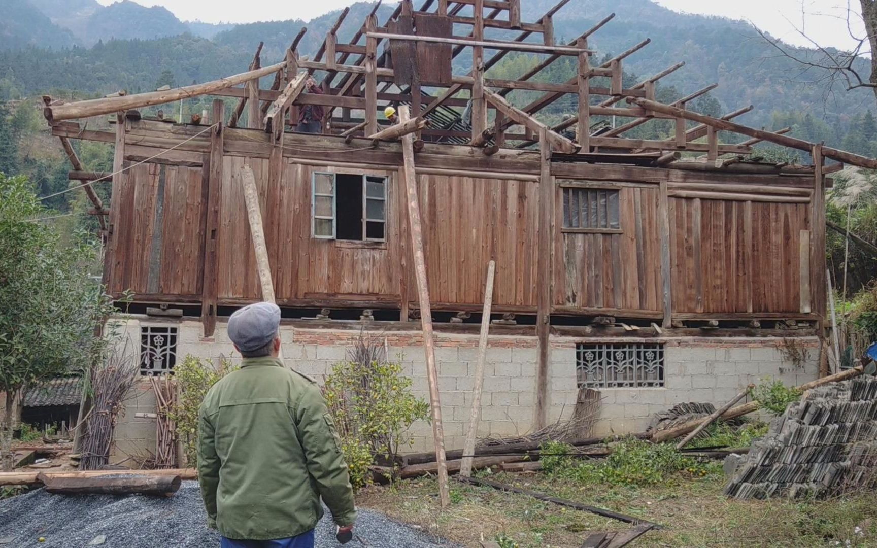 湖南農村拆老房住新房,一棟木房能賣多少錢?農民大叔道出了實情