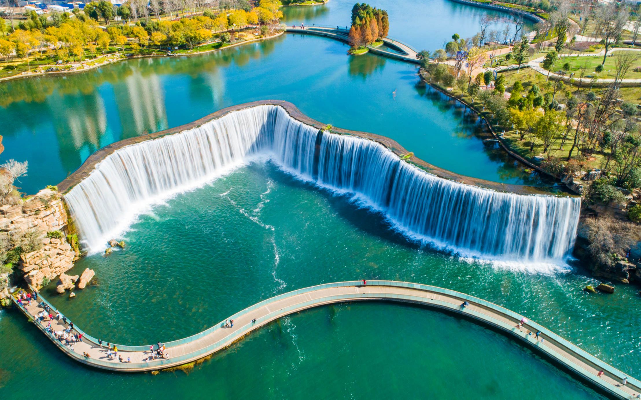航拍亚洲最大的人工瀑布公园,位于云南昆明,雄伟壮观