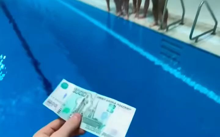 [图]Walk on the water to get 100$ #shorts