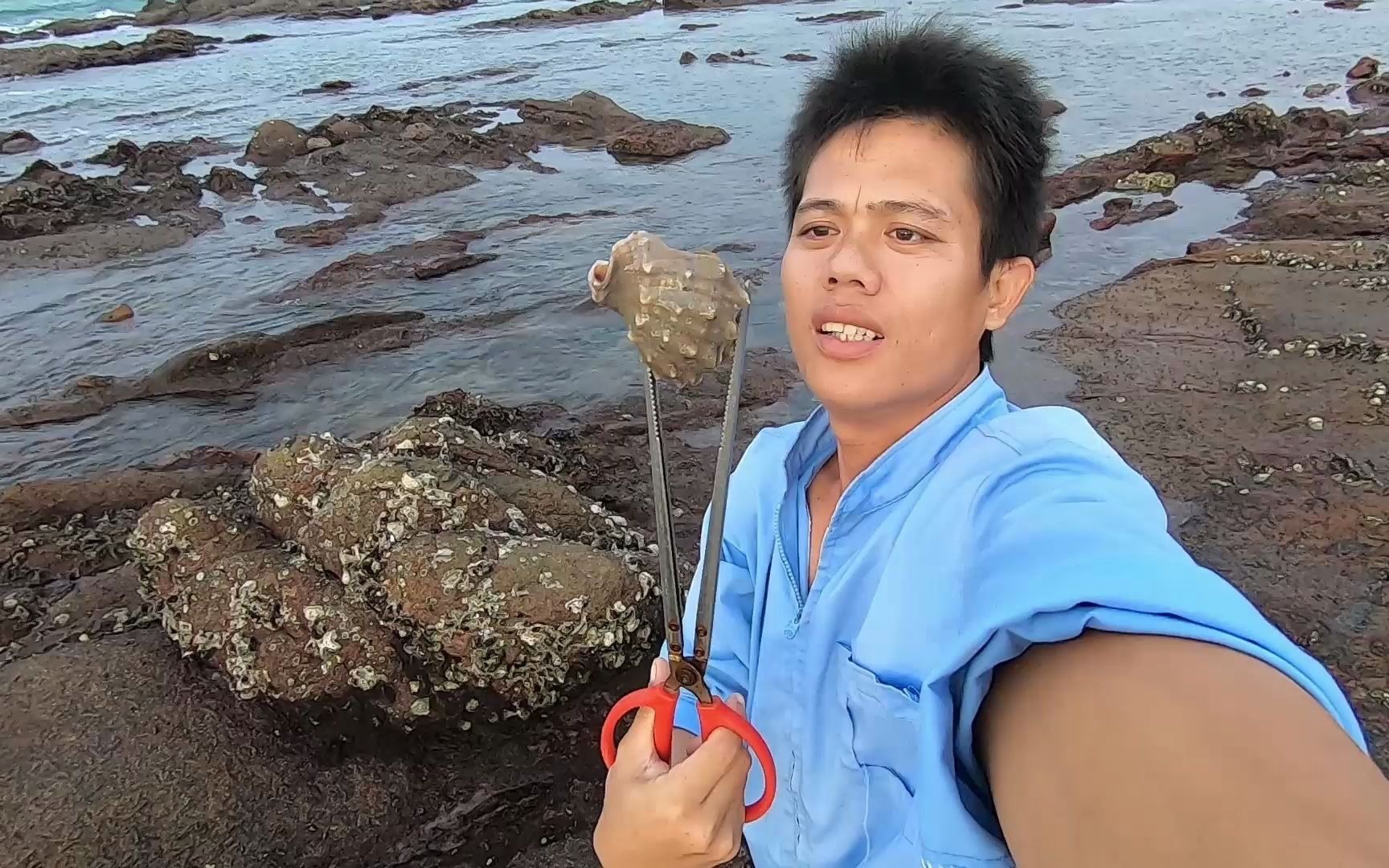 阿平晚饭后来海边赶海,碰见皮皮虾,抱着金蛋的兰花蟹,一举拿下_哔哩