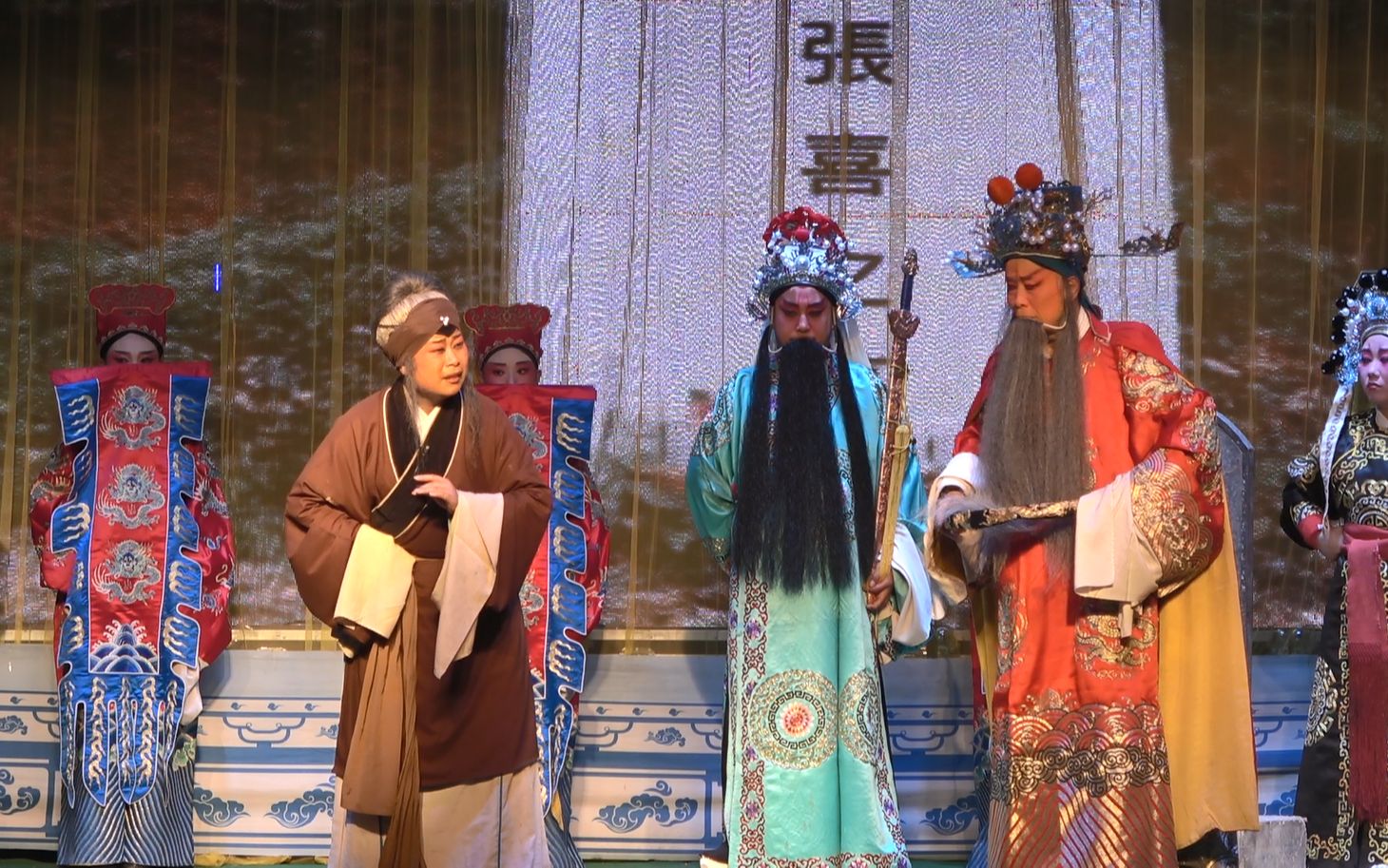 秦腔戏《金麒麟》,演员的老旦咬字很稳,唱腔老练成熟,听来感人