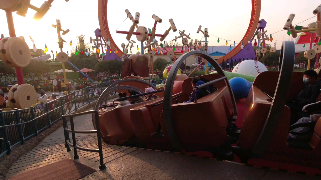 迪士尼弹簧狗过山车