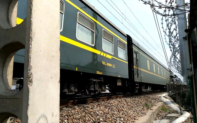 火车视频df4c牵引特种列车通过