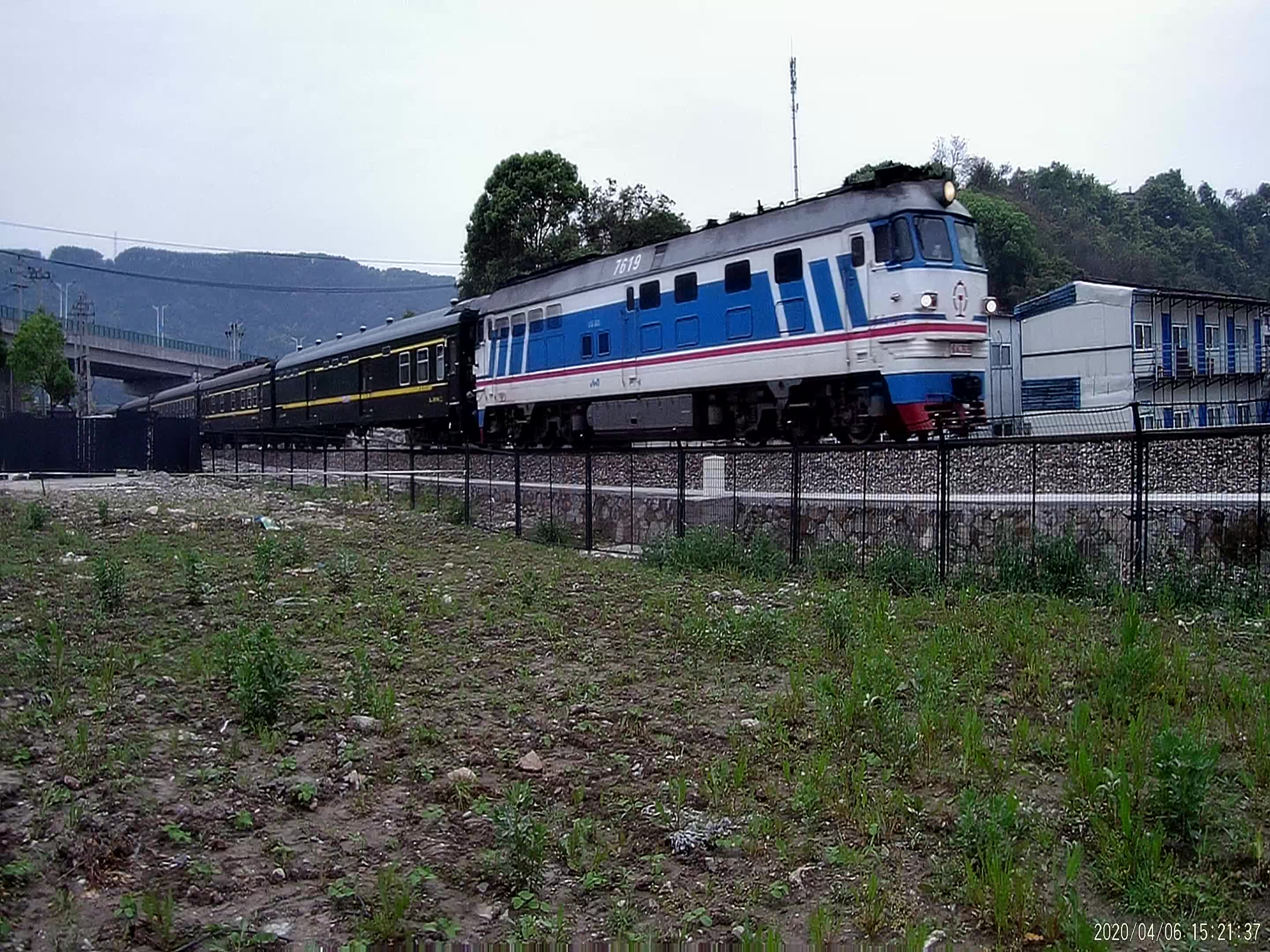 金温货线 df4b7619 牵引k1237次 通过箬笠岙厂房前