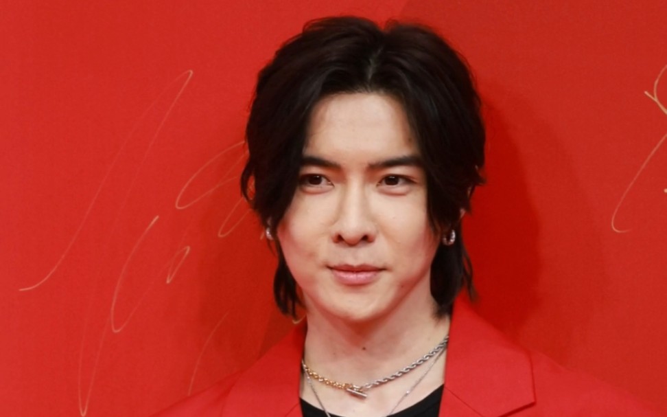 唐禹哲红色西装好喜庆