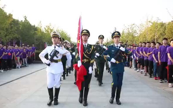 [图]【国庆升旗仪式】庆祝祖国诞辰71周年｜同升五星红旗，共育时代新人！