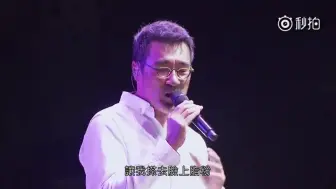 Descargar video: 李宗盛《晚婚》，“我从来不想独身，却有预感晚婚。”真真是唱到人心坎儿里了。可是，何为晚婚呢？