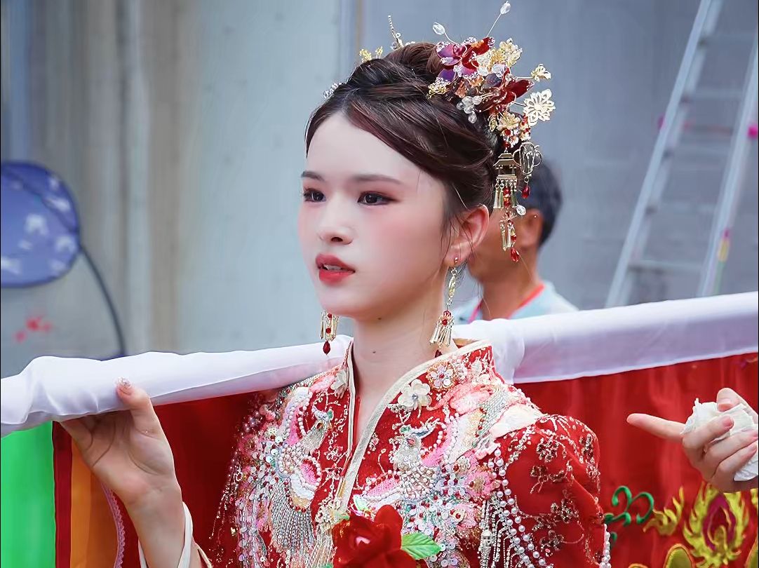 潮汕美女营标旗穿的很新娘子一样!