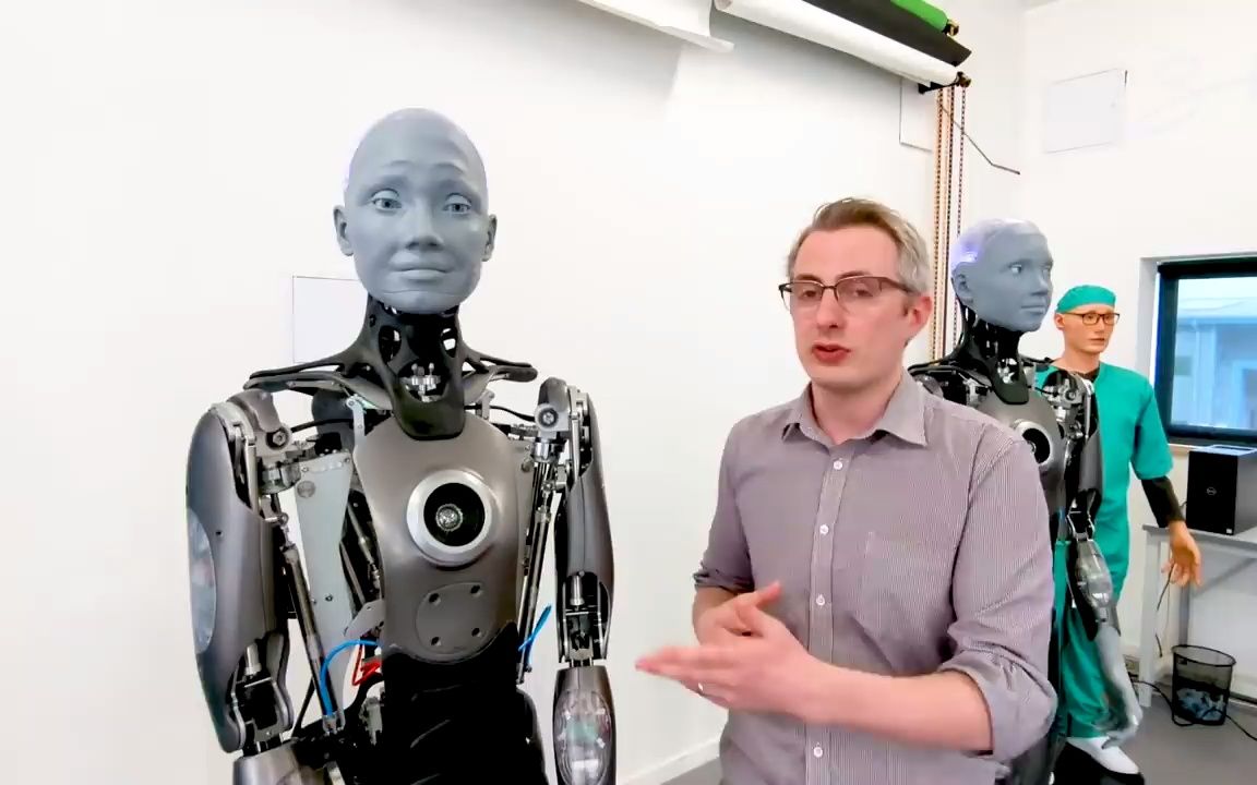 在大厅的真人的机器人