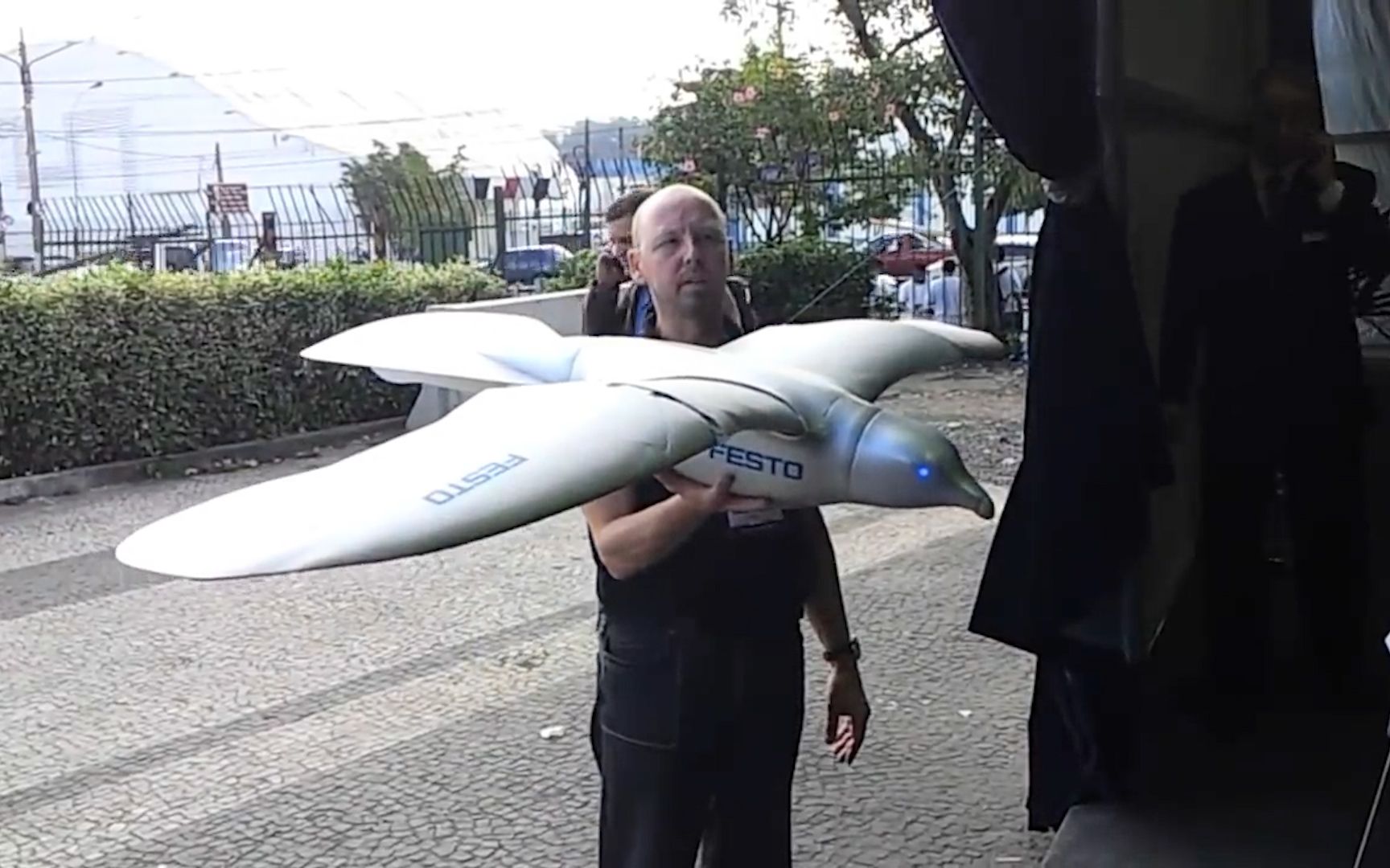 黑科技海鸥仿生飞行器,整体重量仅有485克,挥挥翅膀便能飞向天空