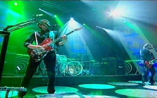 [图]Muse - Supermassive Black Hole (Live Top Of The Pops 2006) by HelterSkelter87