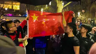 中国留学生包围港独游行齐唱国歌！这才是中国青年的样子！