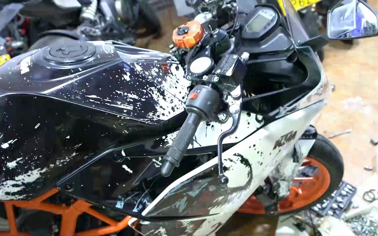 ktmrc390拆大灯灯罩