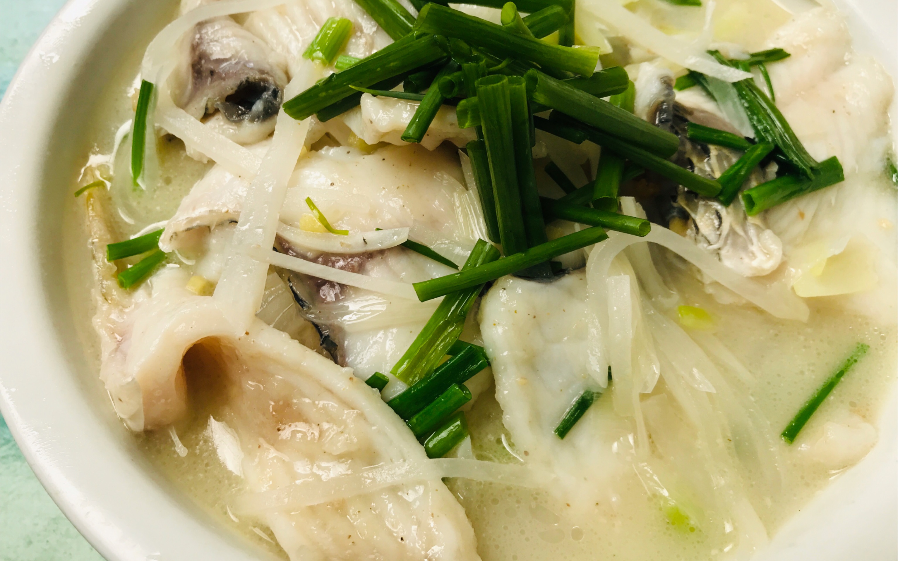 葱香萝卜鱼的家常做法,汤浓味美,营养丰富,四川人就爱这样吃