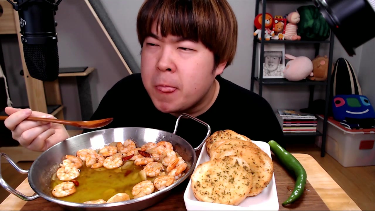 【韩国吃播】大胖子吃大锅炸虾仁 大蒜面包 生青椒,吃相真逗人